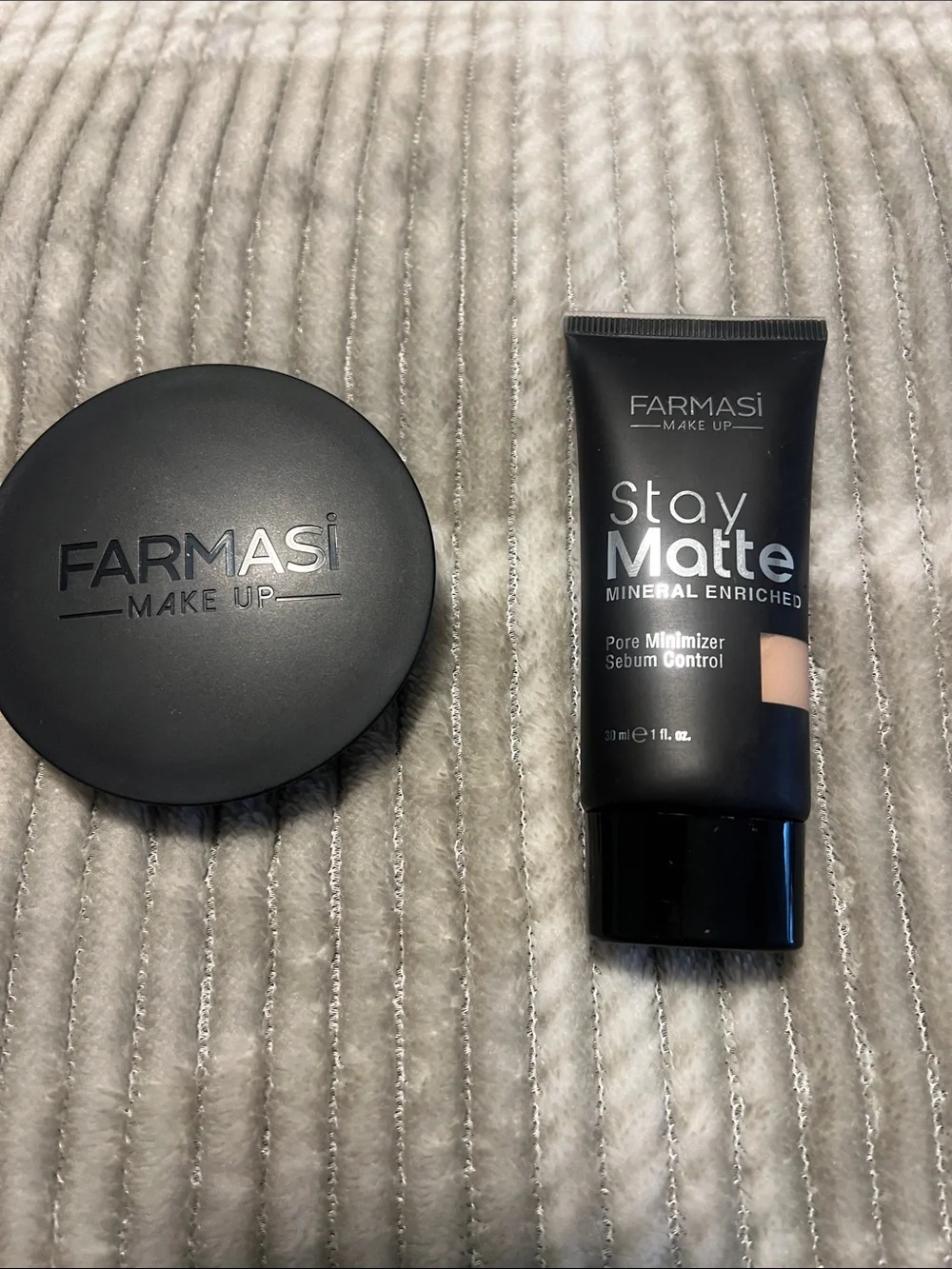 Farmasi Stay Matte Pore Minimizer Cream - Black with Beige Accent